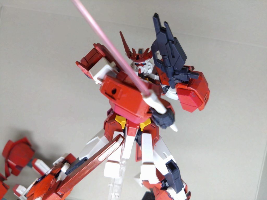 肩のやつはジャストフィットしやがったので折角だからと着脱可能にしておきました。ちなみに塗装はガンダムマーカーをエアブラシみたいに使うアレでやりました(シャアピンク、ジオンレッドetc)