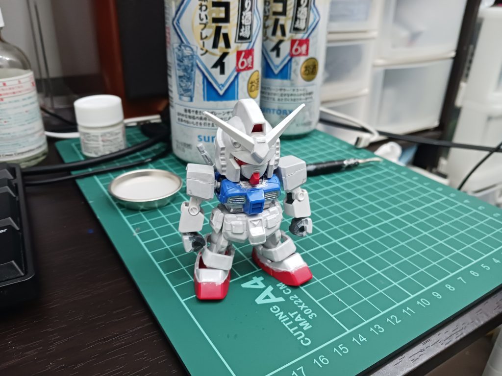 大きい肩を小さくしたら、今度は腰が大きく見えるようになってしまったので、腰パーツをバラして再接着、股間アーマーは3ミリ以上小さくしました。すると次は、足スリッパが太く見えるようになり。。。SDガンダムは、絶妙なデザインで成り立ってるので、変に弄るとバランス総崩れになると痛感しました。