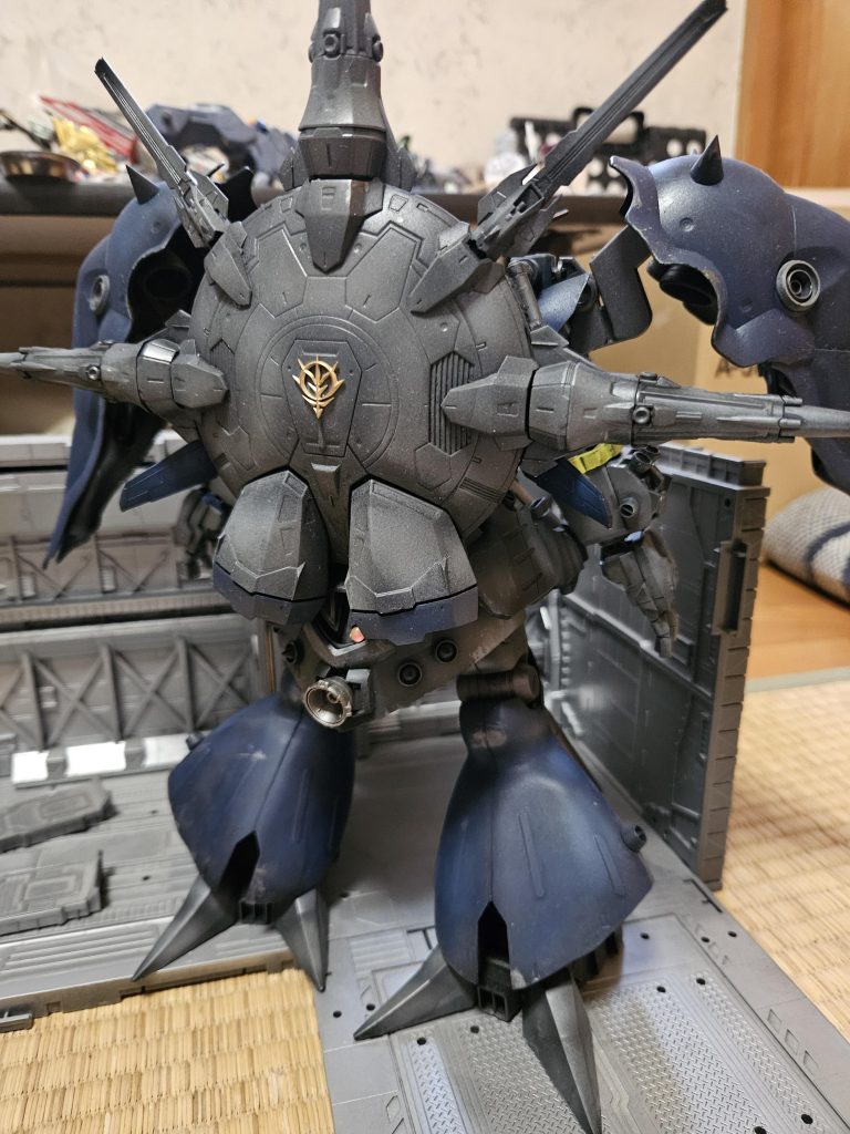 連装ビームビットのプラットホーム中央にはジオンマーク…ウルヴァシーのバインダーのファンネルと併用してサイコミュ兵器が大量に装備されている砲門数だけだとグレートジオングを上回ってる😁