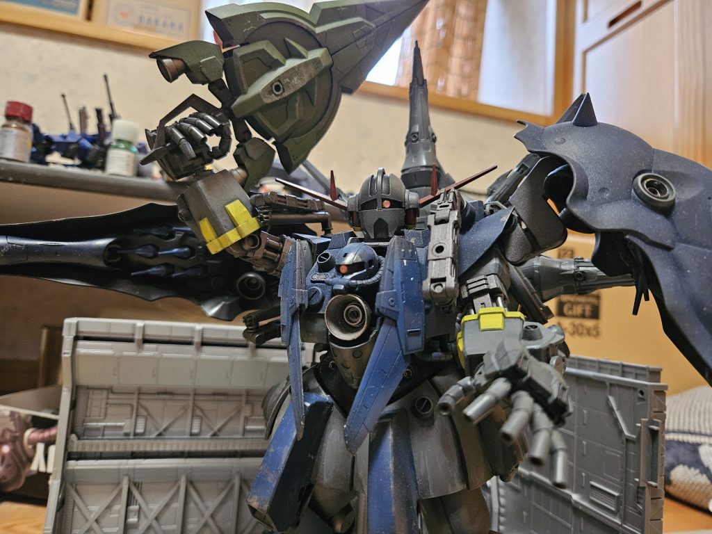 ジオニックソード巨大なソードもスーパージオングが持つと少し小振りね戦場で目の前にこんな巨体が現れたら漏らすなぁ…😅