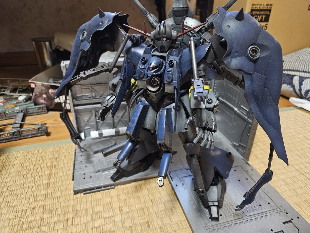 サブアーム全展開ウルヴァシー、ミドザムのサブアームはドッキングしても問題無く使用できる巨大化した為小回りが利かず死角が増えたがアームによりそれをカバーできるようにしている