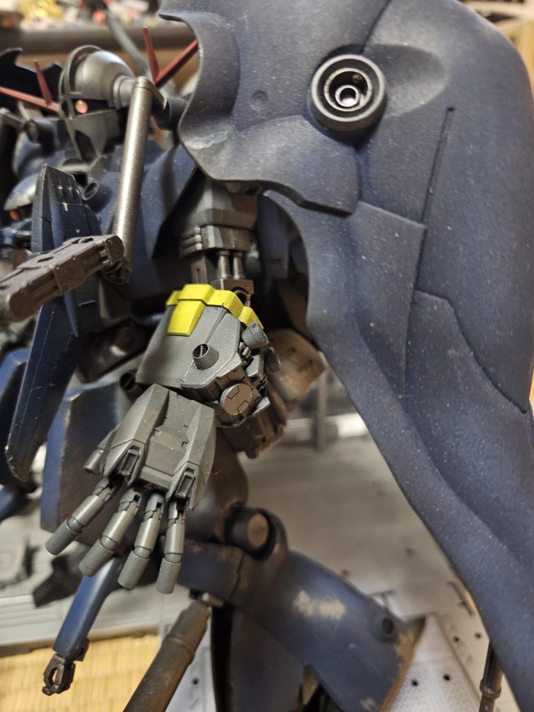 アームビットジェネレーターを搭載し、スラスタ-を増設し有線式から完全にビット化したアーム推進装置としてザクのバックパックが流用されているまた拳部の装甲が増設され、殴る等の物理攻撃もある程度の対応できる