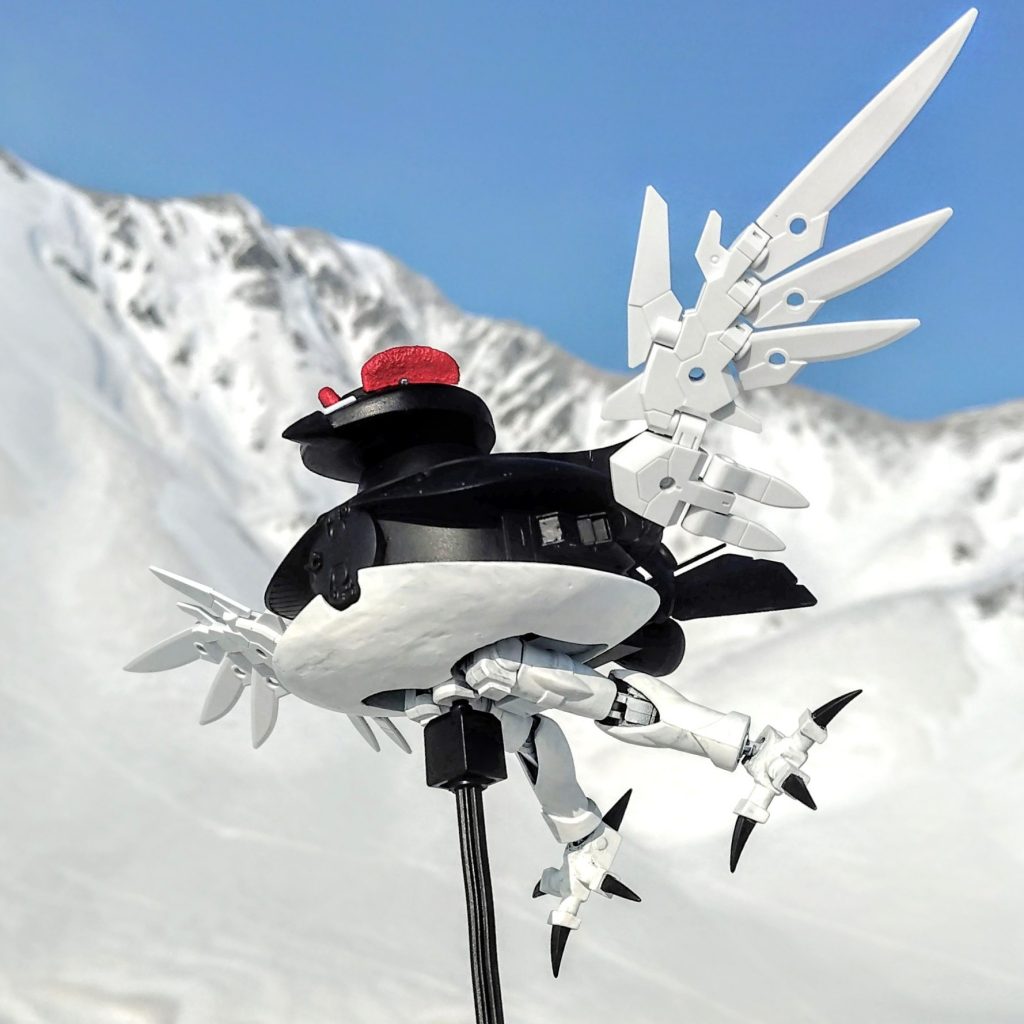 ガチの残雪の高山帯にて撮影。実際に周りにはモチーフにした野生のライチョウがウロチョロしております。お腹周りの表面処理がゴワゴワしてますが、本物に寄せてワザとゴワゴワにしてます。