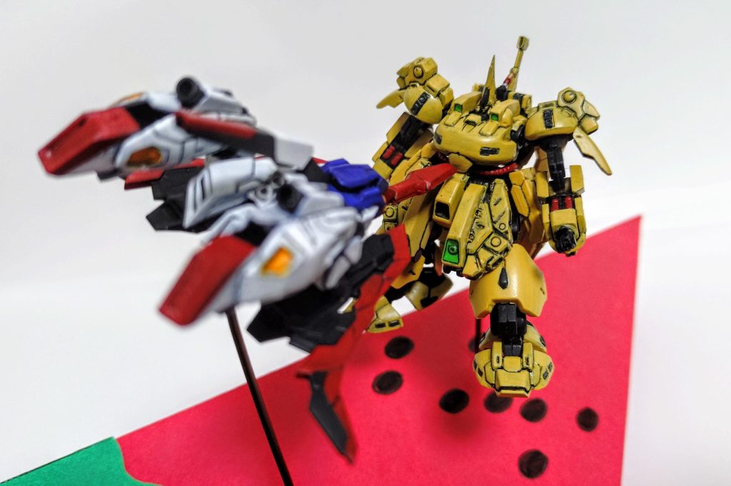 全塗装も目にキツイですが、Zガンダムをウェイブライダーに加工するのがやはり大変でした。色々とパーツ欠損(作成中に何処かへ失踪する)したので、失くしたところはスクラッチで補ってます。笑