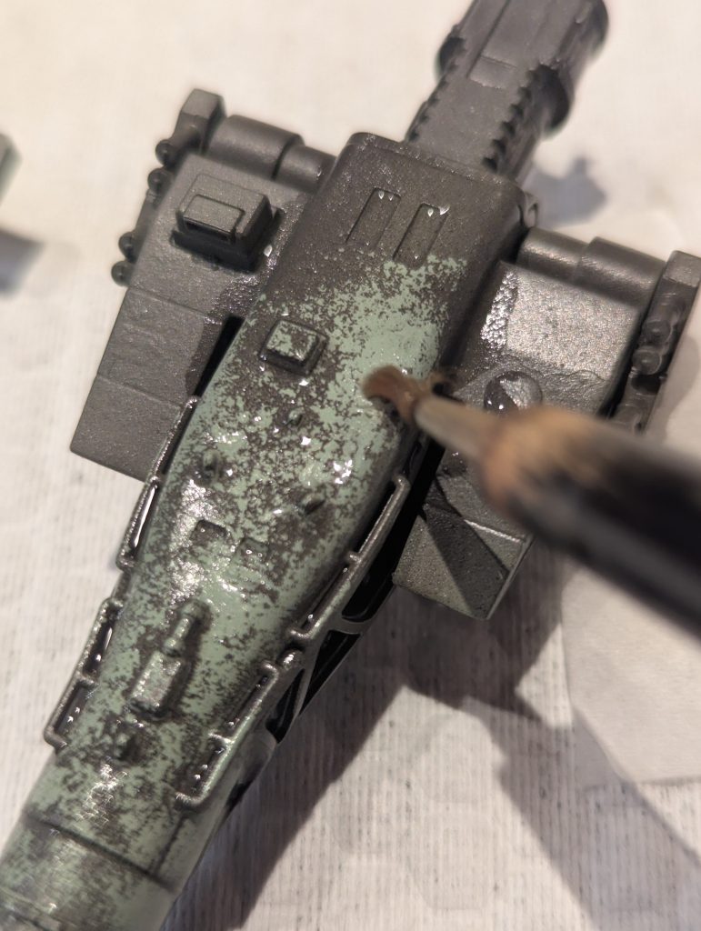 【剥がし工程】トップコート⇒ケープ⇒ダークアイアン履帯色(タミヤ)⇒水筆で剥がし🤤最も生を実感する至福の時✨笑この塗料が優秀で何層も重ね剥がししてきた技法よりも鮮明に煤汚れや塗装剥がれのコントロールが可能に。一発あれば…充分だ🥲剥がし剤のAKウォームエフェクト使ってましたが流通が少なくバカ高騰してますのでケープに切り替えました。充分剥がせます！