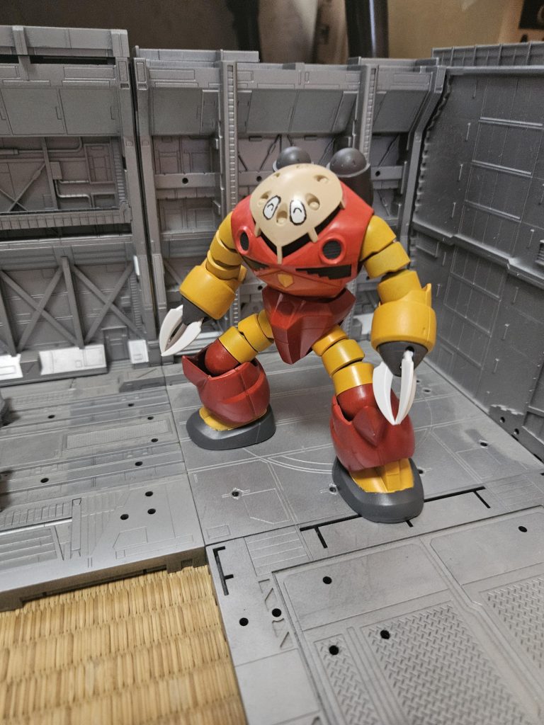 シャー(シャアではない)専用ボ…ズゴック最初は通常のシャアカラーだったがタミヤ伍長が勝手に塗装した目も描かれていて某鉄の城のロボットアニメに出てくるキャラに酷似している