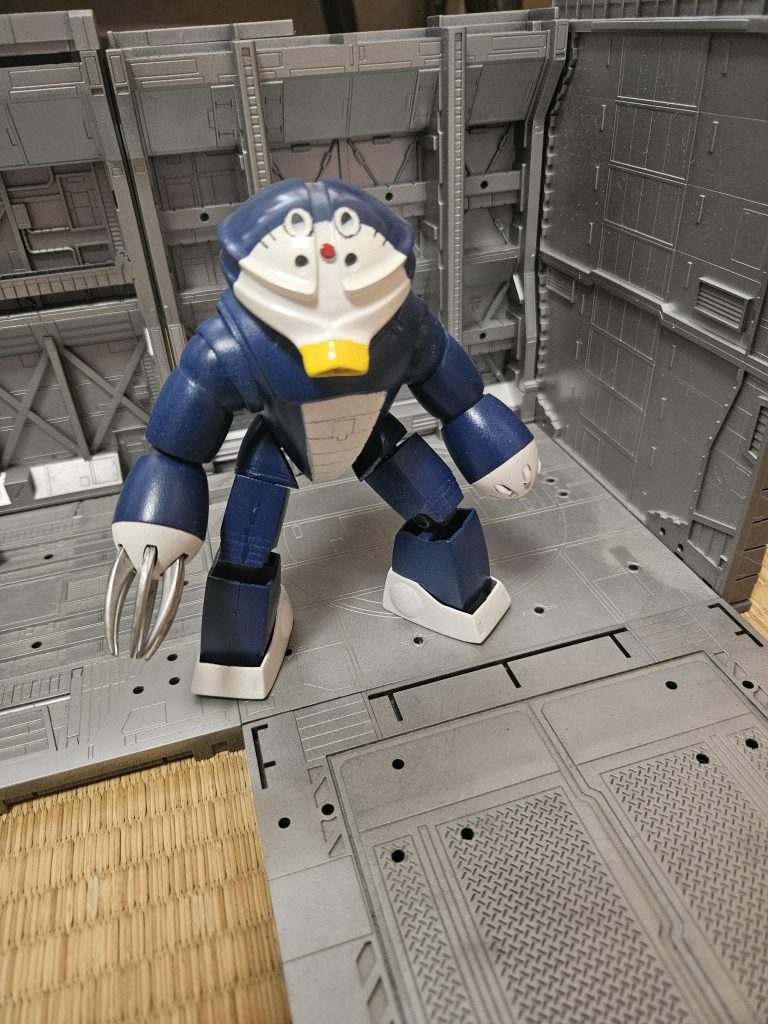 アカハナ専用アッガイ(とは別に呼称されてはない)アッガイをタミヤ伍長がまたまた塗装したもの某国民的アニメ猫型ロボットキャラに酷似している基本は通常のアッガイだが異様にアームが延びたり、たしか大気圏突入機能があったハズ。赤熱化したボディは入水して強引に冷やしてた気がする😅当時HGUCアッガイが無かった為、旧キットを改造したった