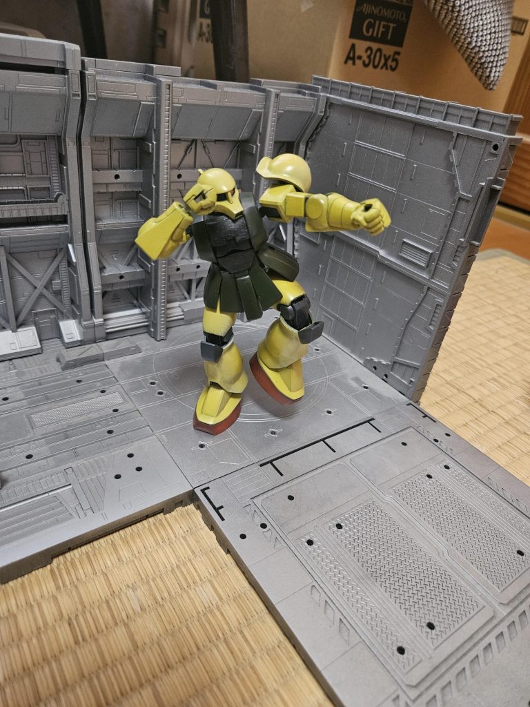 ジョニー雷電は拳法の使い手で機体も怪しい格闘術を使って戦っていた