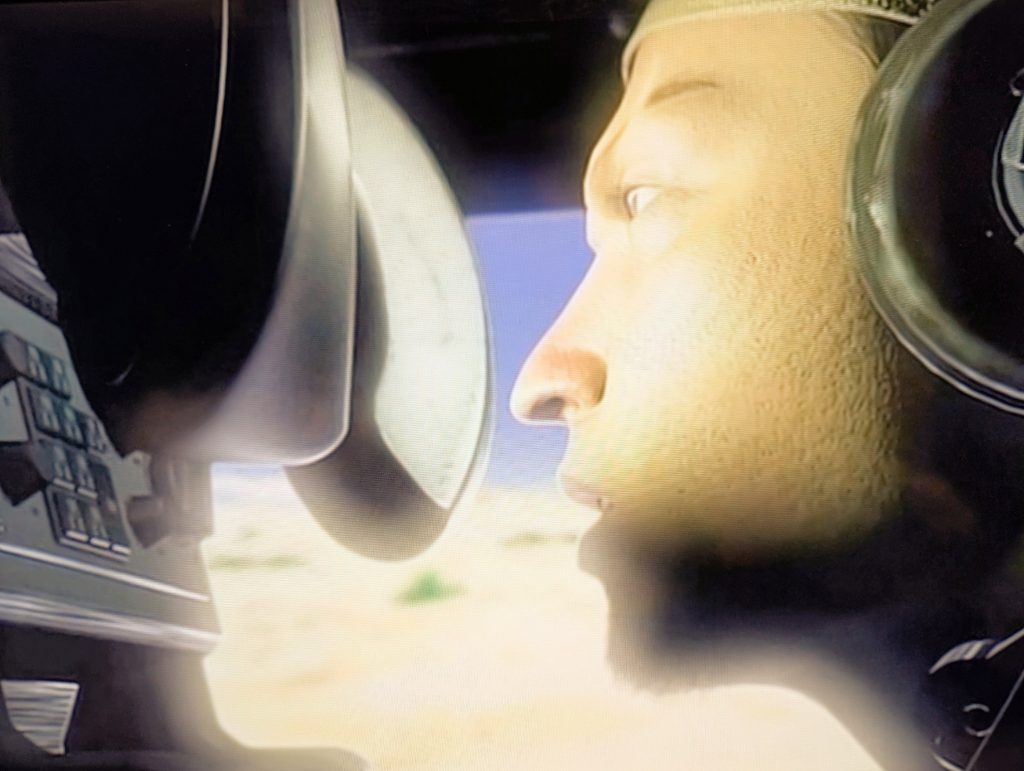 「集積所をやったのは連邦のこそ泥だ。あろう事か我が軍のザクを使ってやがる、鹵獲したザク6機もだ」「何て卑劣なっ！おそらく第128集積所も」「少佐、敵との接触は避けて下さい」マイ技術中尉は注意を促しつつもソンネンの声が気のせいか今迄とは違って聞こえた。「無理だ、すぐに見つかっちまう。先手を打たなきゃ袋叩きに遭うぞ」照準器を注視しつつ、ソンネンはすでにこれは俺の戦いだと決めていた。6機のザク。ザク…そう、それは彼から戦車兵としての誇りを奪っていった機械でもある。闘争本能が燃え出している中、敵軍が動かしているザクである事にも感謝していた。これなら何ら躊躇うこともなくやれる！誰が陸戦の王者なのかを分からせてやれる！「止まってる奴からやる。背中向きの奴を第一、撃破した05を調べている奴を第二目標。APFSDS(装弾筒型翼安定徹甲弾)を装填、次弾も同じ」車体弾薬庫からAPFSDSが選択され、装填装置に送られる。砲尾が開き、砲弾が装填されると瞬く間に第一弾が轟音と共に発射された… 