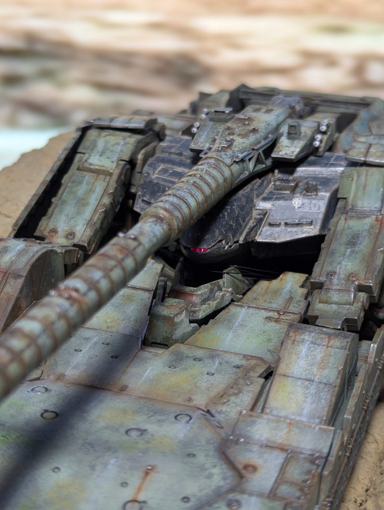 久々にタンク系行きたいなと思っておりましたら、浜松鑑◯団さん物色中に発見✨いいお値段しましたが即決購入！この瞬間の為にあくせく働いていたのだと天啓が降りました笑EXシリーズ初めてでしたが、このキットは87％戦車模型です笑今回は劇中にあった急造の掩体壕からぶっ放すシーンをやりたくてヘタクソながらジオラマをちょこっと作ってみました。