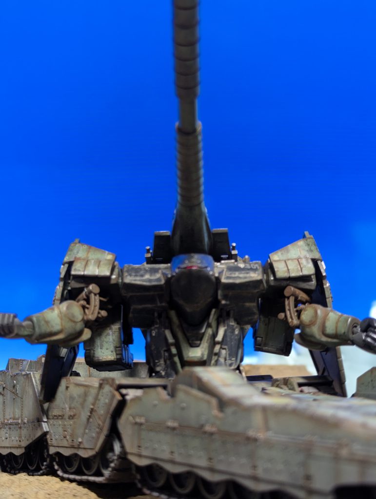 可変！背景はそのままMSイグルー1年戦争秘録の第2話をモニターに。抜けるような青空に30サンチ砲がそそり立つのが好きです。