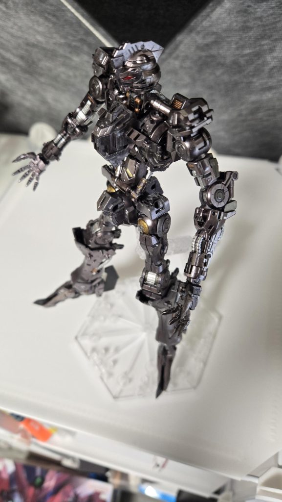 (追記)ガンダムフレームはガンメタだと黒くなりすぎて違和感あったのでヘビーガンメタル、パイプはアルミニウム、基部はダークスティールで塗りました。ダクト？はカッパー。1部にゴールドで。シリンダーは明るい色だとオシャレな感じがしましたが厄災戦当時の事を妄想したら、んなもんより錆止めみたいなのを塗るだろうと思いやめました。エイハブリアクターはこれ何色でしょうか...