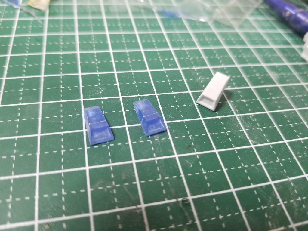 バックパック横のパーツはレジンで複製して節約してます(笑)