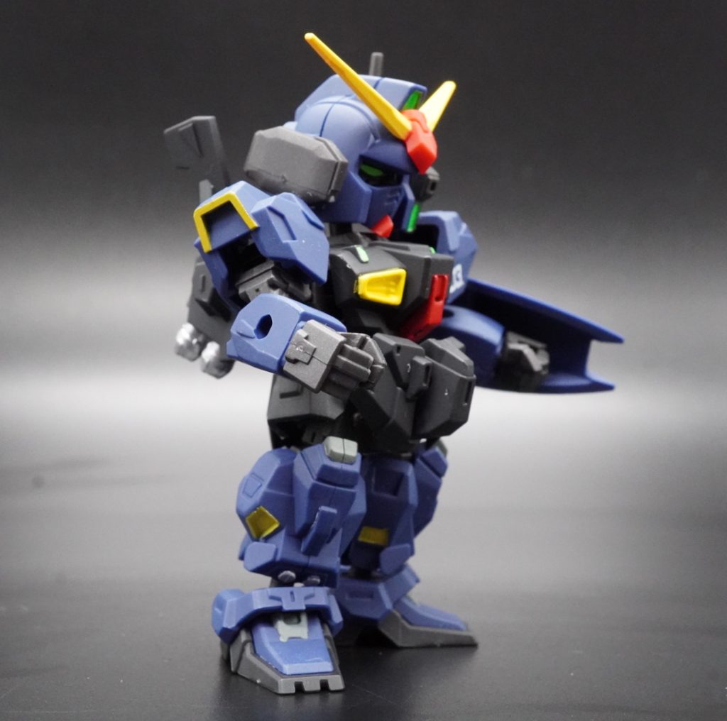 成形色の色も良いですね。食玩感を残したかったので、簡単に部分塗装で、混色せずに、そのまま塗装です。できる限り、塗り分けました。