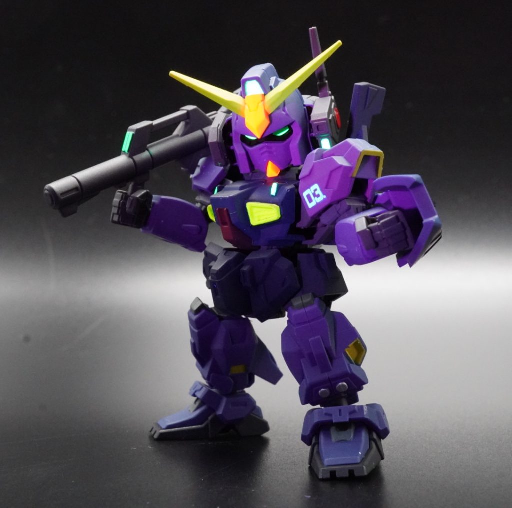 成形色の赤いパーツは、ブラックライトに反応します。蛍光顔料が含まれてるのでしょうか(^_^;)