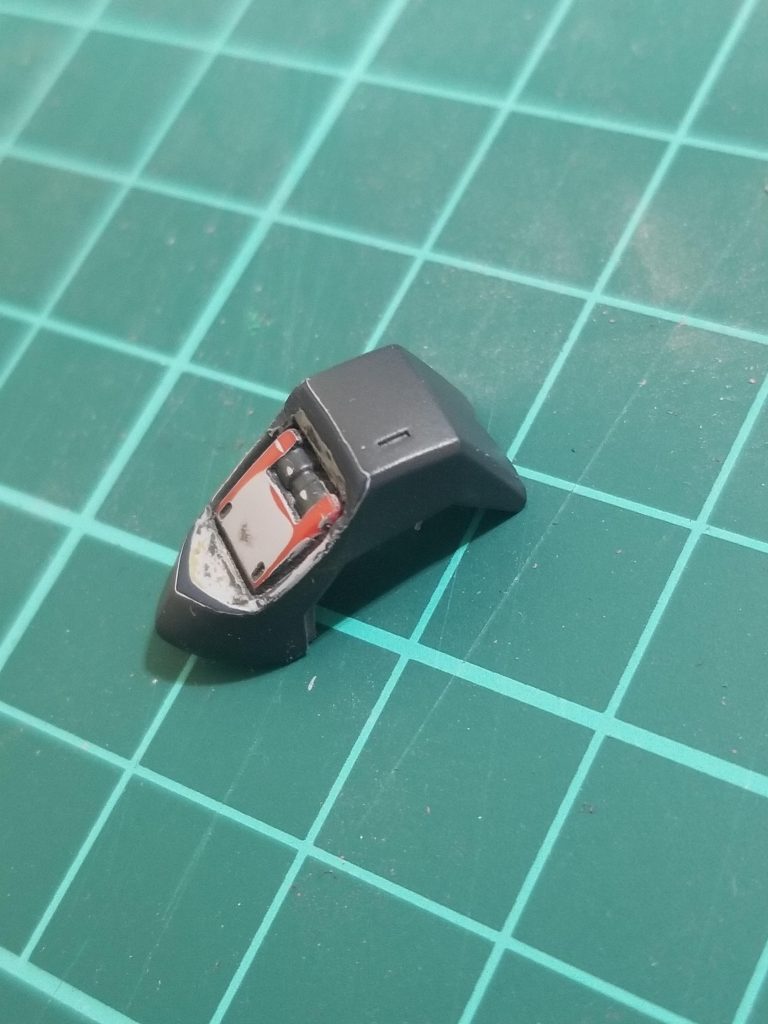 胸部センターアーマーは真ん中の丸っぽいディテールが好みではなかったのでくりぬいて四角い穴を作り、HGガンダムアスタロトの胸部パーツを整形してコクピットハッチっぽくしました。