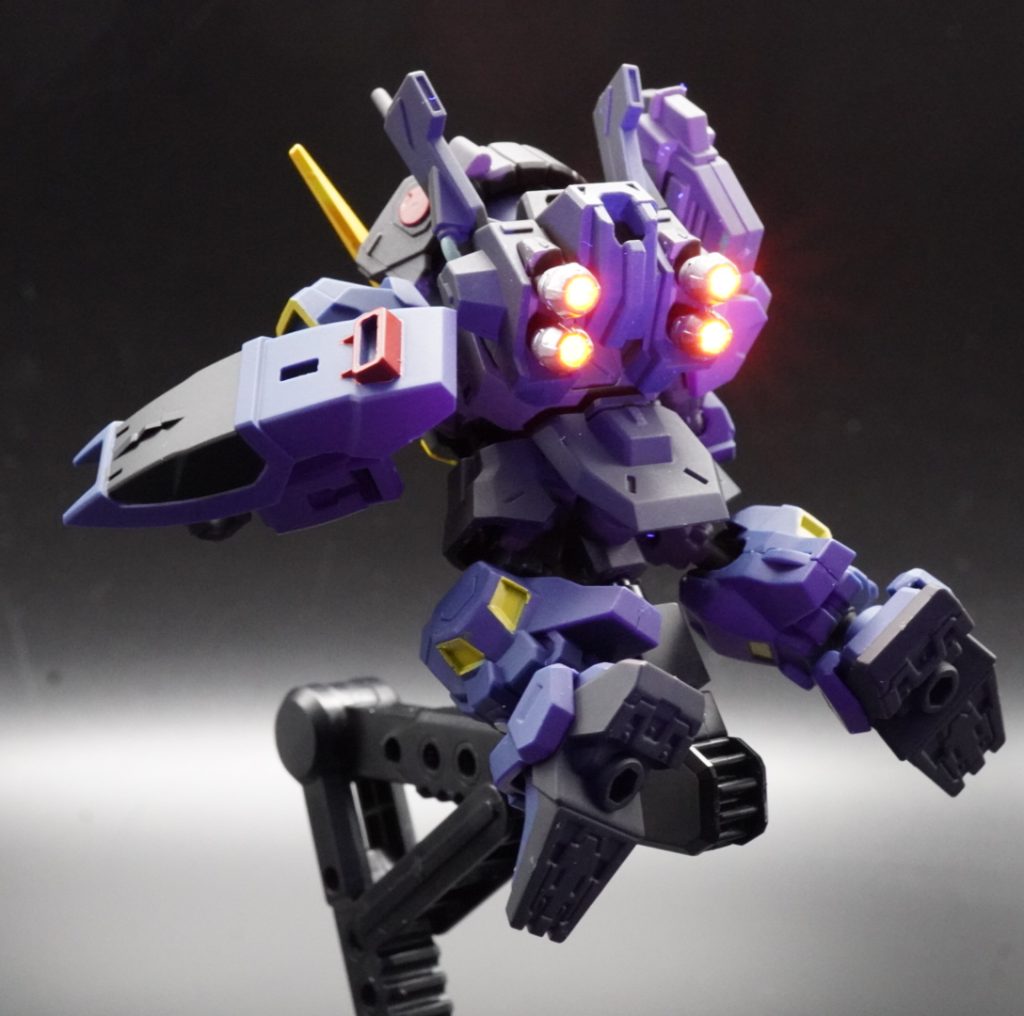 バーニアは蛍光レッドで塗装。飛行状態をイメージ。