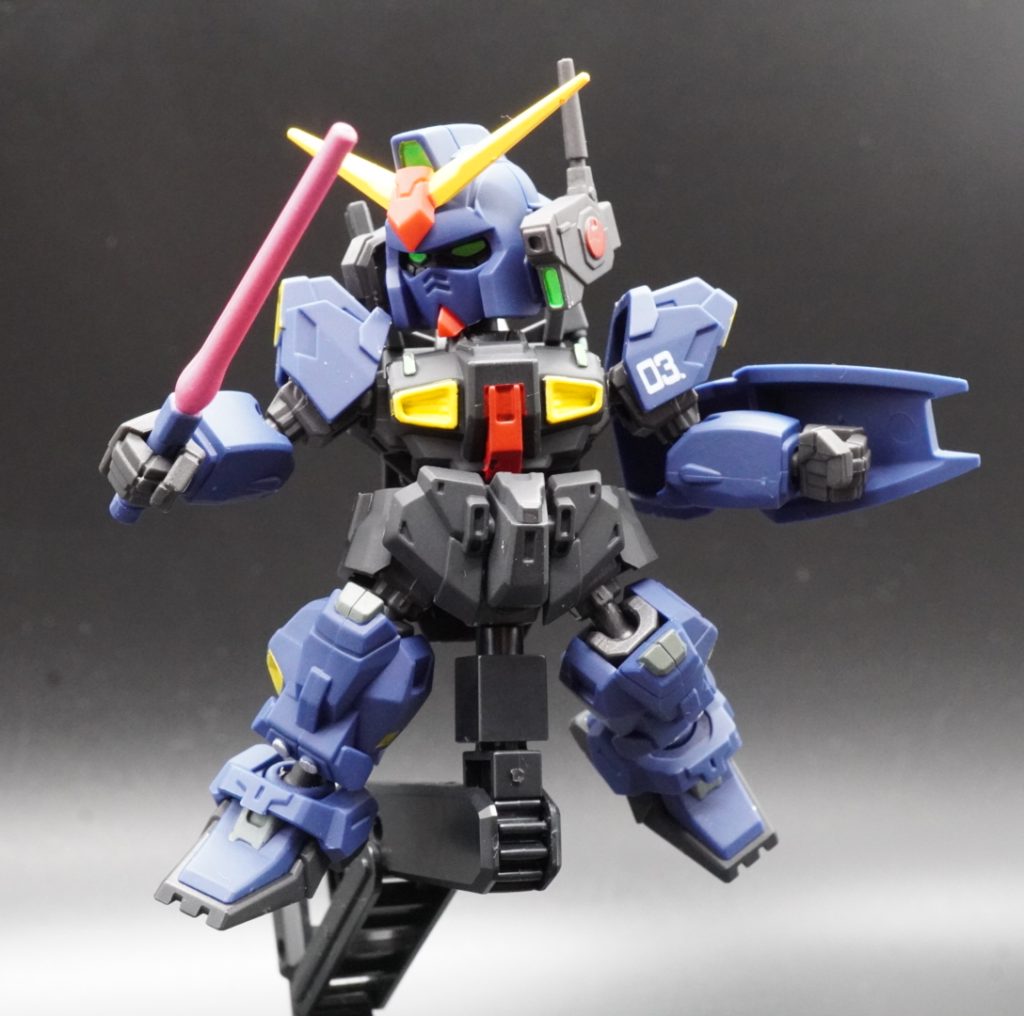 サーベルは、単色成形なので、蛍光ピンクを塗装。今回は食玩なので、グラデーションはせずに、簡単に塗りました。