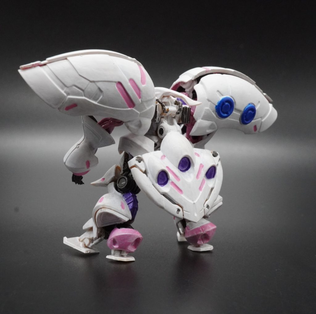 手持ちの、筆のコンディションが悪く、綺麗に塗るのは諦めました。結構、はみ出してます(^_^;)アーティファクトのような、細かい塗装をする際は、新品の筆を使ったほうが、快適に塗装できそうではありますね。