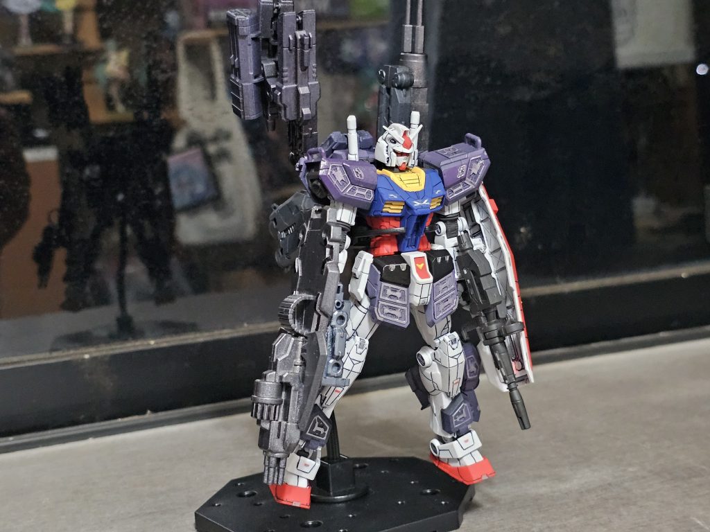 グラスフェザーパーツは羽をオミットしてチョバムアーマーをイメージしたグレーに塗装。モールド部分はメッキシルバーで塗り分けしました。