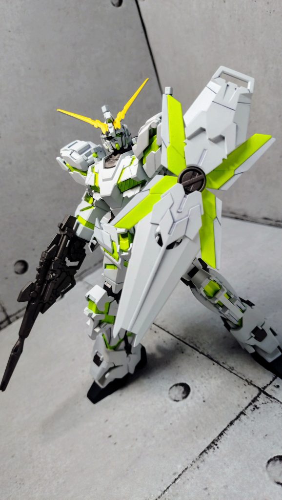 劇中では立像なので非武装ですがちゃんとビームマグナムとシールドも塗装しました。