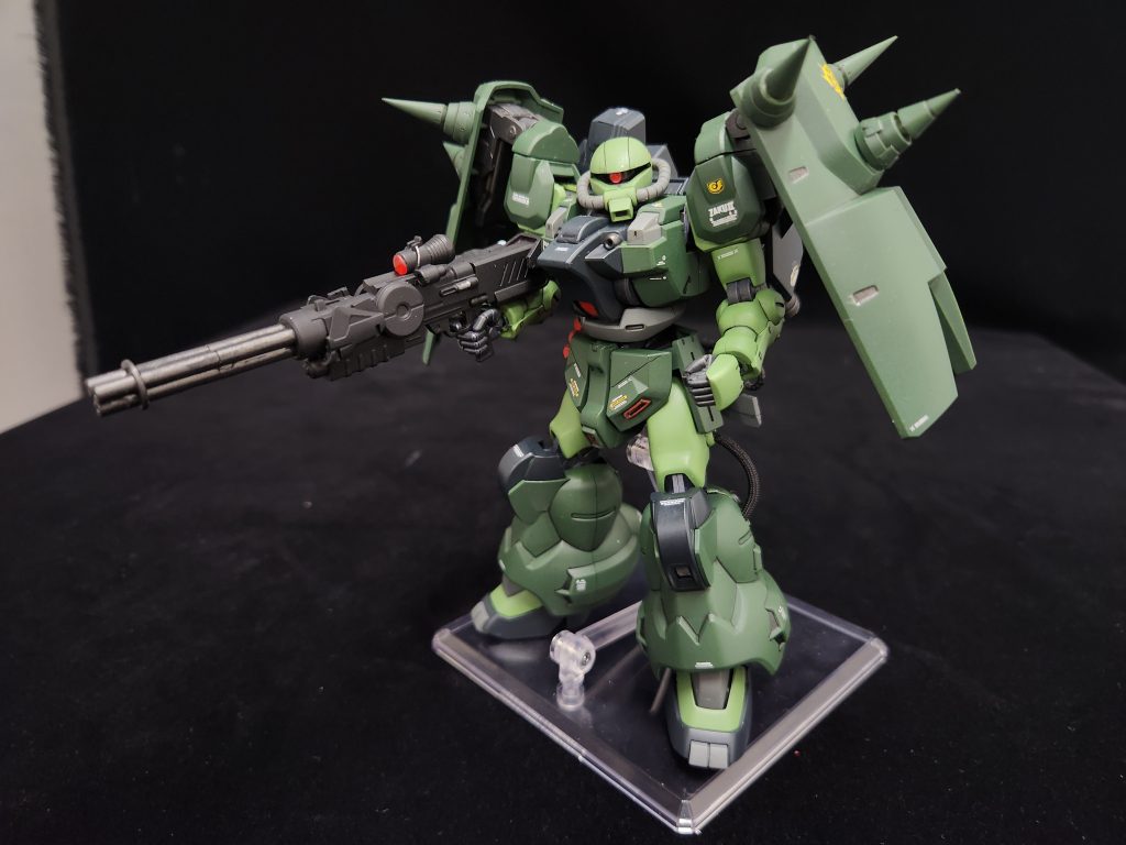 また、武装もマシンガンから、ビームガトリングガンへと変わり、ハンドグレネード、ヒートホーク装備。