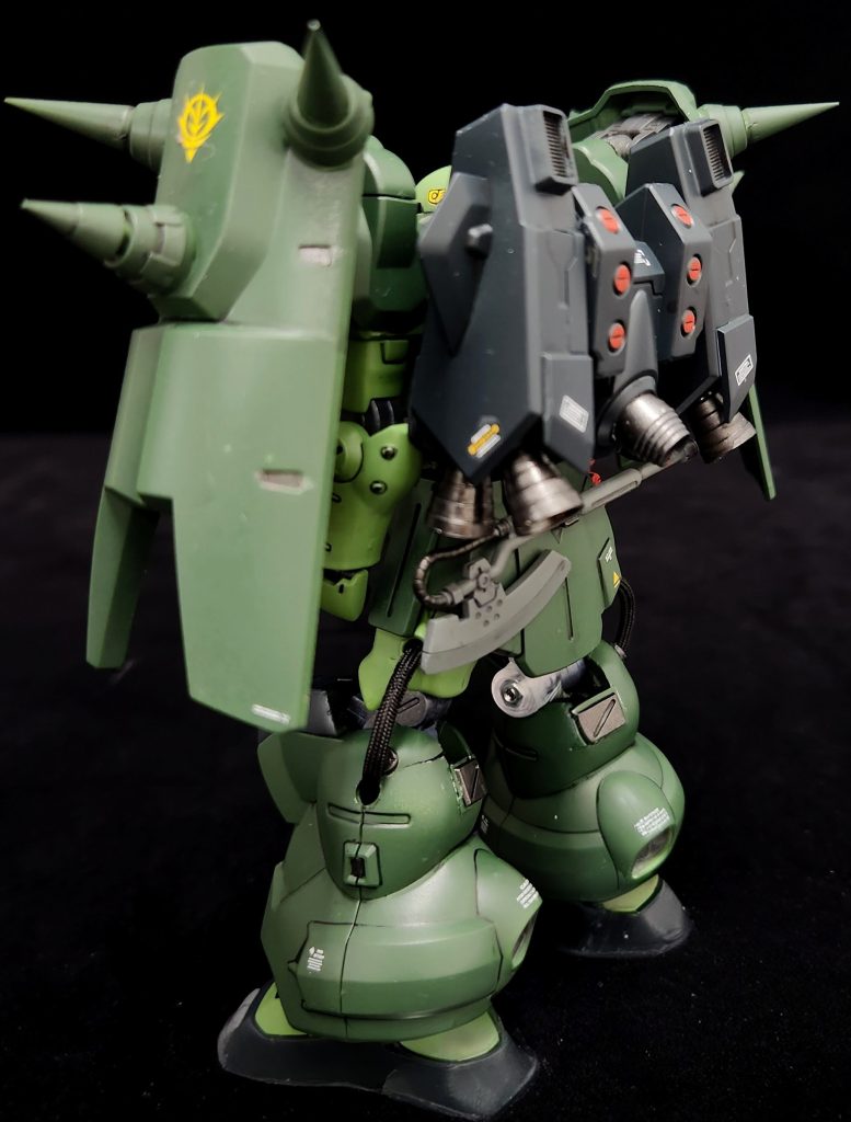 チョバムアーマに似た追加装甲、シールドにもなる大型ショルダーアーマー、大型バックパックを装備。 