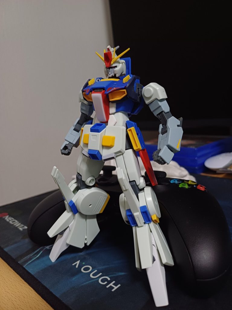 初めてビルドした時の姿です。 細部模型も設定と違って適切なパーツが見つからなかったが、家に封印されていたジャンクの箱を探して設定に合わせようと最大限努力しました。バックパックと腰以外は正常なライトニングがかわいそうで、腕をまた返しました