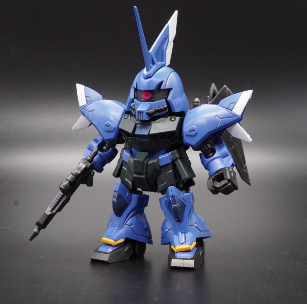 造形と可動が良いので、子供が触って楽しむ食玩ですね。色がたりないところを、塗装したいところですが、触るのがメインなので、塗装もトップコートもなしです。モビリティジョイントは、一部彩色済みで、部分塗装するにも、色を合わせるのが大変なので、そのまま、シールを丁寧に圧着して貼りました。シールの密着度がかなり高いので、貼ったら簡単には剥がれなさそうです。コットン綿棒で立体感出しをしたので、塗装したかのような、雰囲気はでます。組み立てよりも、シールの方が時間かかりました。