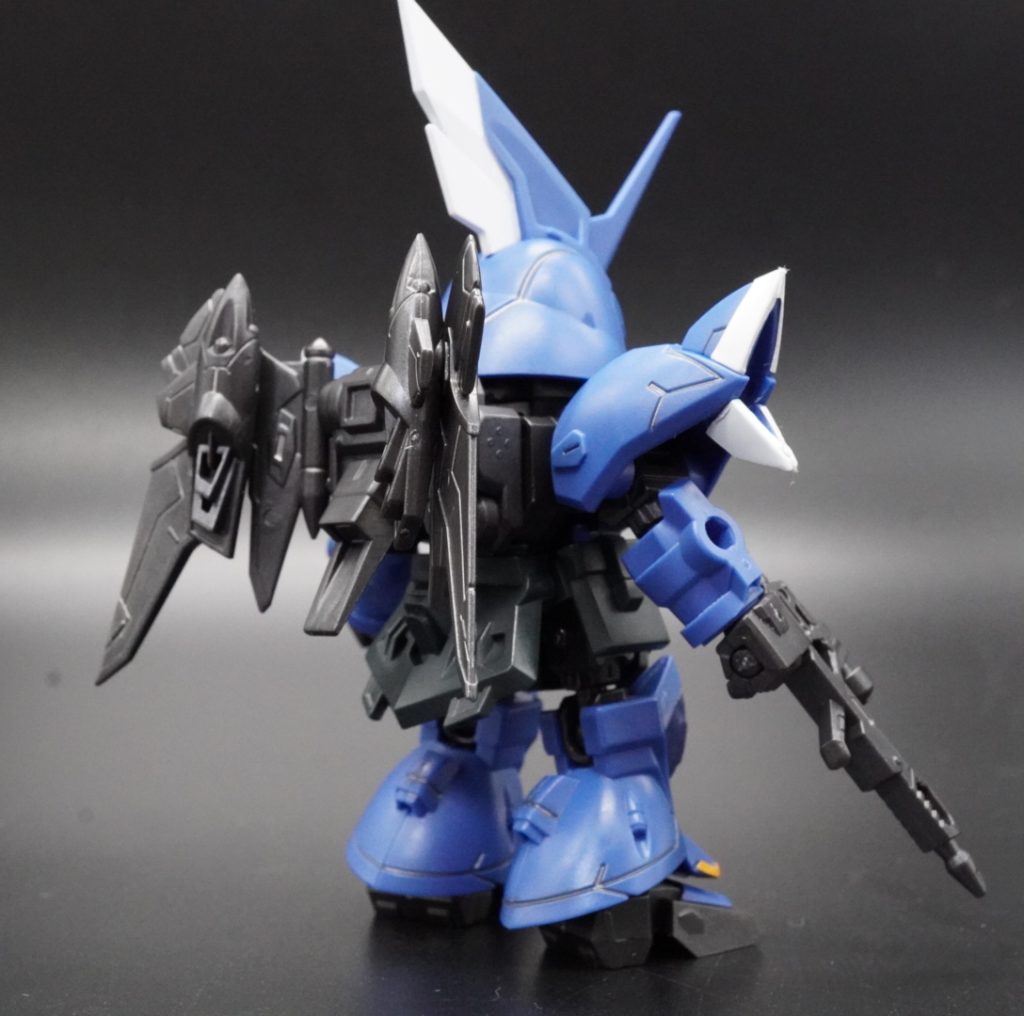 シールを貼ったあと、なんか寂しいなと思い、ミスターホビーマーカーのガンメタリックで、軽くスミ入れしました。モールドの深いところだけ、やりました。素材がABSなので、今回は、水性のミスターホビーマーカーを使ってみました。水性ホビーマーカーは塗膜も弱く定着率も悪いので、スミ入れとして、実験的に使用。触らなければ、落ちることはないと思います。