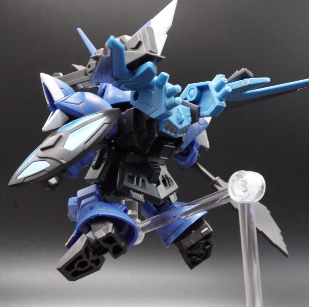 ナギナタの刃を、ピンクで塗りたいところですが、塗装が剥げそうなので、そのままです。