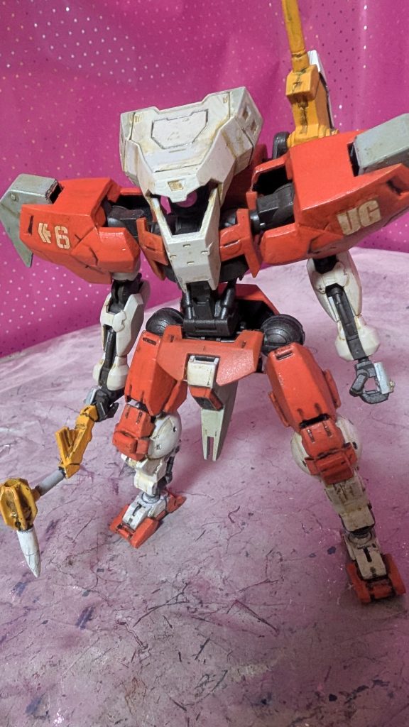 【作業用MSユーゴー・コボルト】厄災戦当時、ロディフレーム機の次いで生産数が多かったヘキサフレーム機は消耗率も激しく現存して稼働している機体は極端に減少した。戦闘行為は無理でも一般作業用の使用には耐えうる機体は改修を施し、宇宙での作業用MSとして生まれ変わった。ベース機のユーゴーのトリッキーな特性は抑えられ、全長も17m程度にサイズダウンされ、「コボルト」(ドイツの伝承に伝わる妖精)という愛称が付けられた。ベース機よりも扱いやすくなり、コロニー公社や民間企業に少数配備され修繕作業やコロニーの保守点検等に使用された。故に基本的に武装はされておらず、手持ちのオプション装備として各種ツールが用意されている。