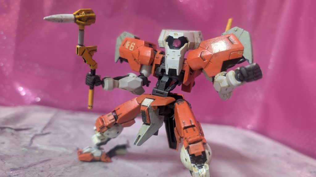 【ツール③「MS用ピッケル・ウッドペッカー」】削岩用、ジャンク破砕用のツール、独特の形状から「ウッドペッカー(キツツキ)」と呼ばれる。簡易パイルバンカーとしても使用可能で刃先は交換可能。ビルドファイターズのウエポンセット(すいません!製品名は忘れました!)などをミキシングして製作しました。