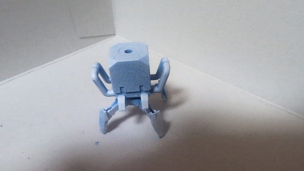 元となったロイロイに白サフ。その後、ロールバーと脚部を切り飛ばして短足化しました(笑)