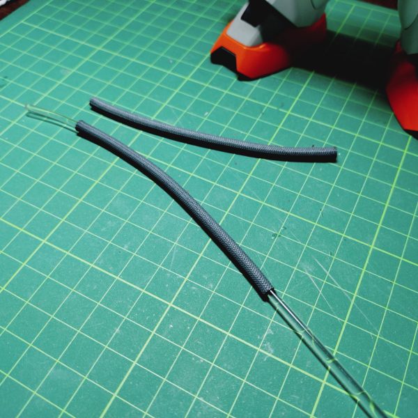 内径φ3㎜のガラスチューブにタミヤの曲がるプラ棒突っ込んで曲げてます背面からは頭部＆腹部のパイプ見え難いと思うので違和感少ないかと…（2枚目）