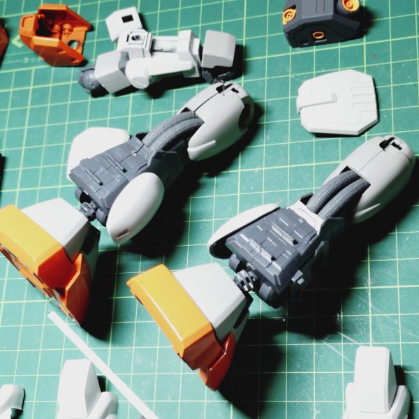 内径φ3㎜のガラスチューブにタミヤの曲がるプラ棒突っ込んで曲げてます背面からは頭部＆腹部のパイプ見え難いと思うので違和感少ないかと…（3枚目）
