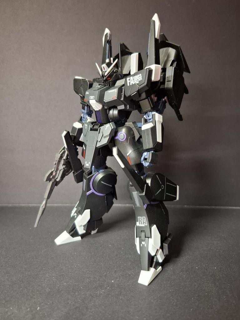 買ったときは気づかなかったのですかクリアカラーを間違えて買って帰ったときの絶望感は本当にトラウマもんでした。クロサフとティターンズブルーで塗ってなんとか仕上げましたが割れたりするのでスジボリはほとんどできませんでした。