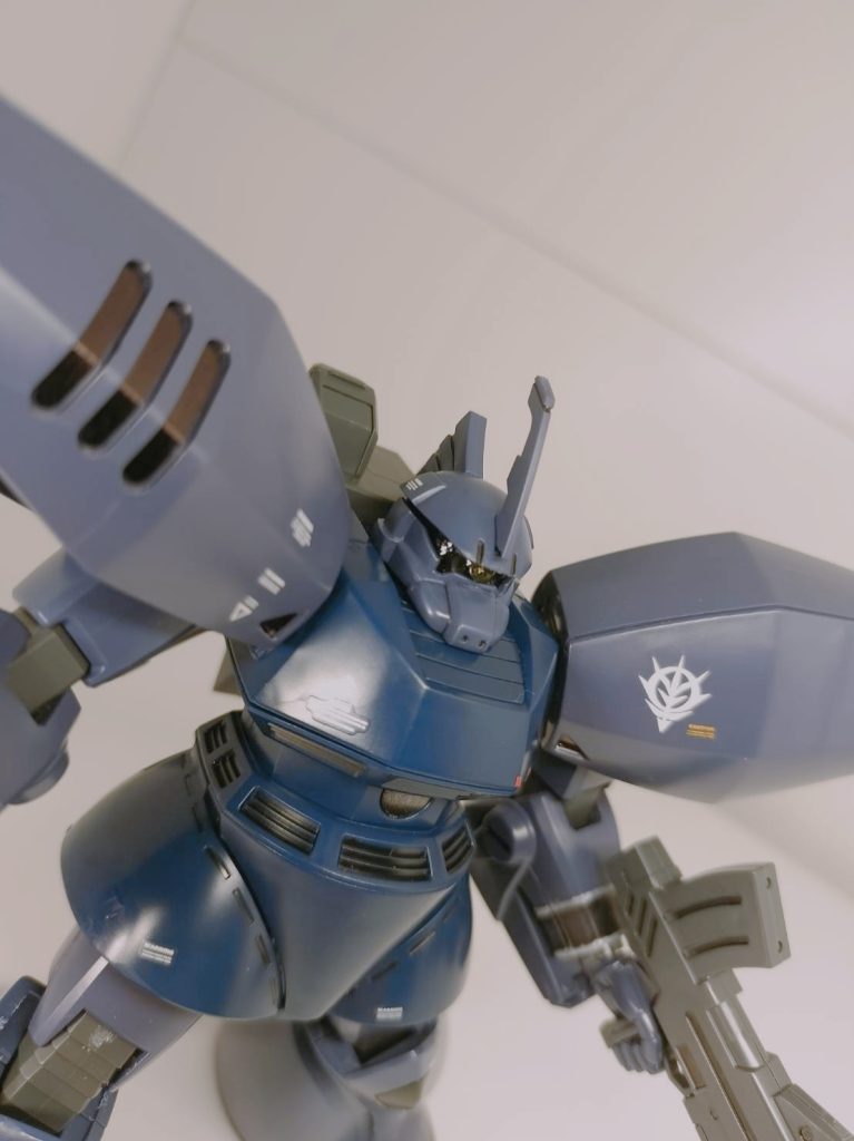 クリアランナーでモノアイ付けるのにレジン使ったんですが、盛りすぎてヘッドの噛み合わせが‥良く言えばツーブロック的な