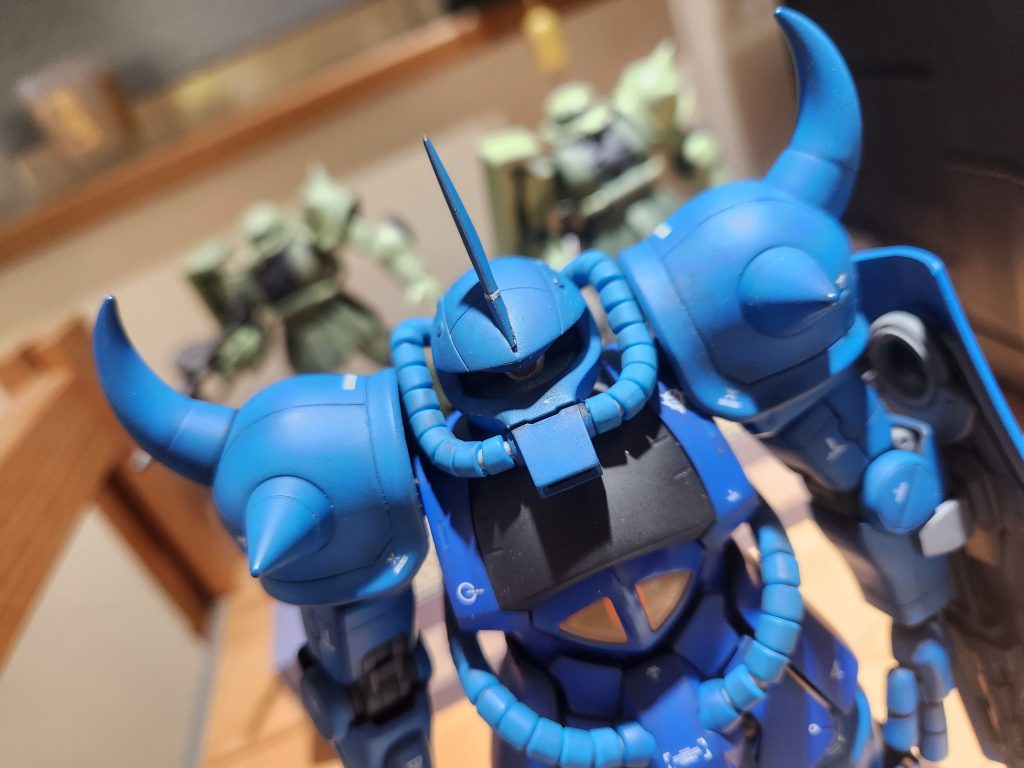 試しに手前にグフを配置したら、自然にコズン機とアコース機に見えるから不思議です。ディスプレイに幅が出来るので作って良かったです。このグフはMGなのでHGグフも作りたくなりました♪