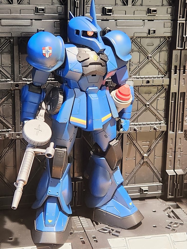 両肩ショルダーアーマーとか当時凄く痺れたのを思い出します。作りたくて迷わずザクIIのショルダーを犠牲にして、スパイク削り落としました。脚部にも少し手を入れてました。ラルのパーソナルマーク欲しかったのが叶いました。ランバ・ラルっぽい個人的イメージでシュツルムファウストの先端の赤が差し色になってお気に入り武装です。大型ヒートホークは作れていなかったです。今度作ってみようと思います。