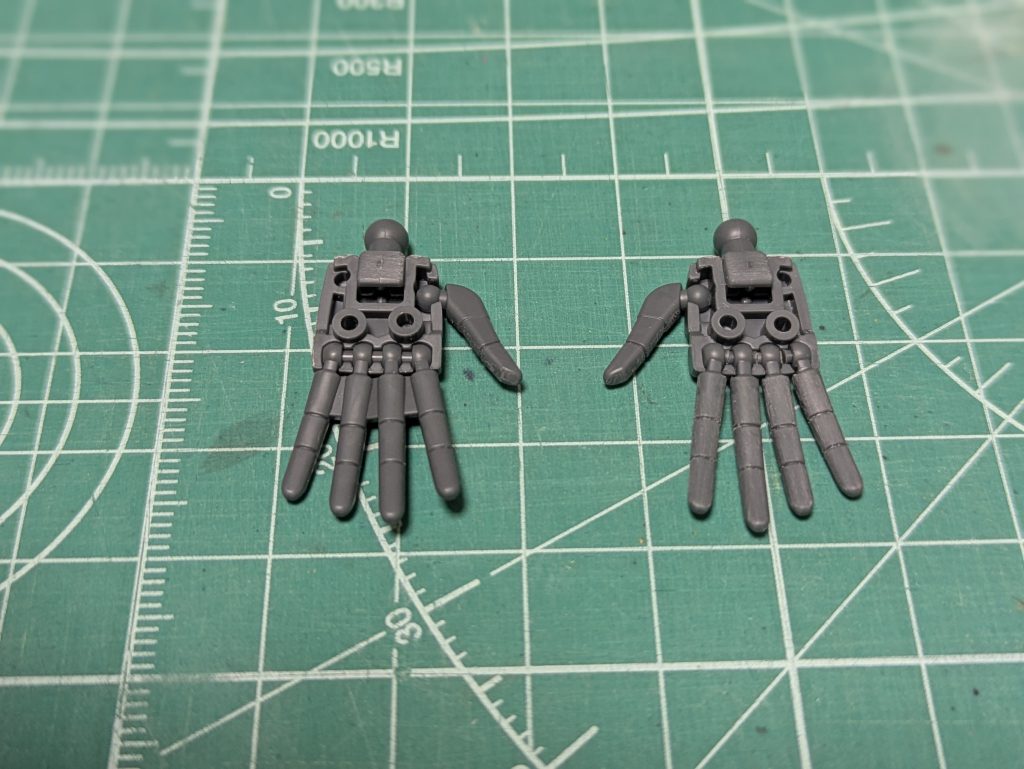 手の親指以外はワンパーツでしたが、間を切り取ってそれぞれ動く様にしました。これで手の表現が付けやすくなったと思います😁
