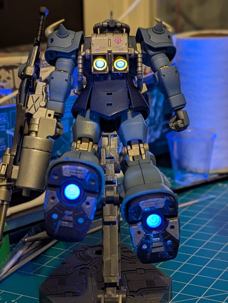 モノアイ、コックピット周り、スラスターは蛍光塗料塗料で塗装してます。ビコーン