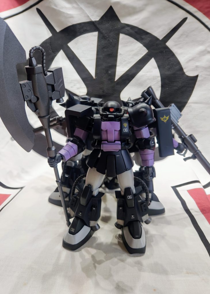 オルテガ中尉機力強いキャラクターのオルテガも、劇中垣間見える操縦技術で、やはりエースパイロットだと感心してしまいました。デカい身体デカい声に巨大ヒートホークなんて、脳筋パワーキャラだと勘違いしますよね。アナンケをぶった切るシーンは圧巻でした。今回キットのヒートホークは後ろ突起を切断して削り、劇中同様にバーニアを入れました。