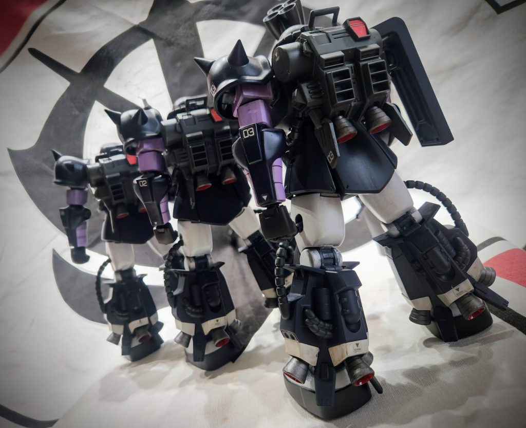 06R-1Aのバックショットは本当に格好良い。06R-2と違い脚部にフルカバーが付いていなく、改良型や発展型感や試作感が感じられて凄く好きです。まだ少し手を入れると思いますが、三機はとても疲れたので一旦完成として飾って、お酒でも呑んで眺めます♪