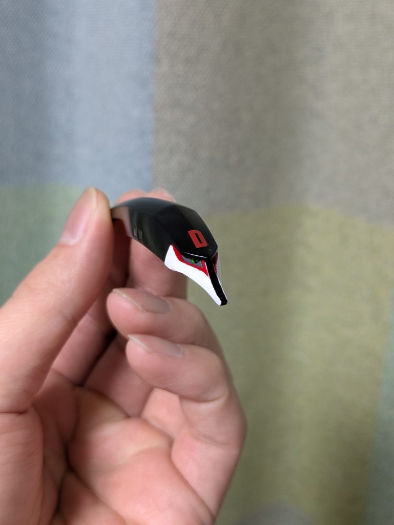 頭部のDは水転写を使用しましたが、赤だけでは綺麗に見えなかったので、赤のデカールの下に、同じデザインの白のデカールを1枚挟んでいます‼️※画像は白のデカールを挟む前です。