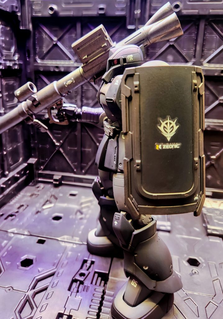 デカールは前に作ったシャア専用ザクIとのバランスを考えて貼っていきました。本来は無地のシールドですが、ジオン公国彰は外せませんので貼りました。