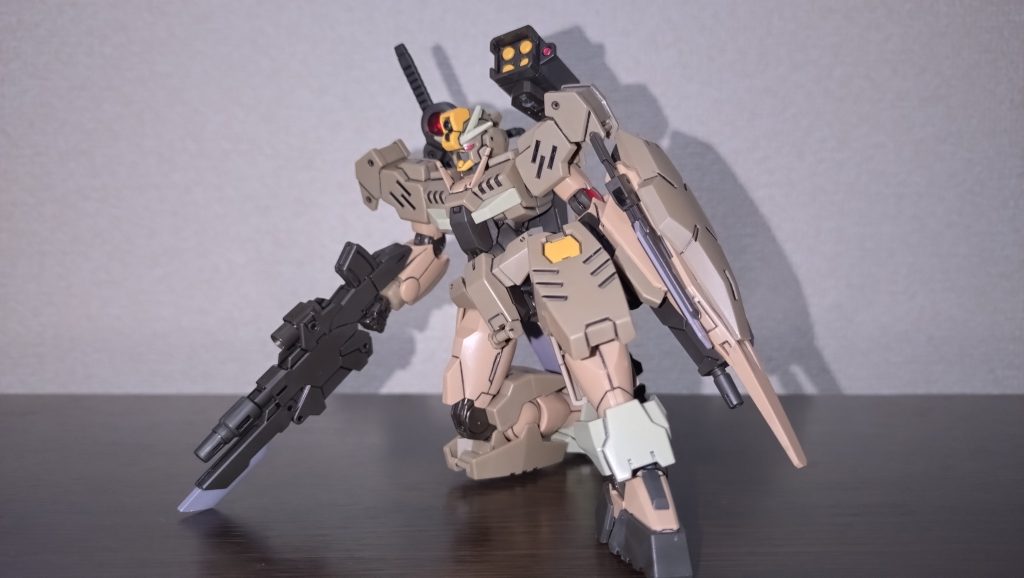 膝立ちも一応出来ます。一度、膝立ちしようとしたら腰部と脚部を接続しているポリキャップが割れました。