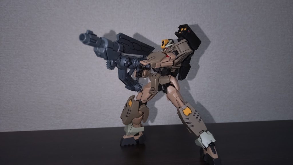 スピニングブラスターを装備させてみました。実弾兵装を装備しているので違和感がなく見れます。