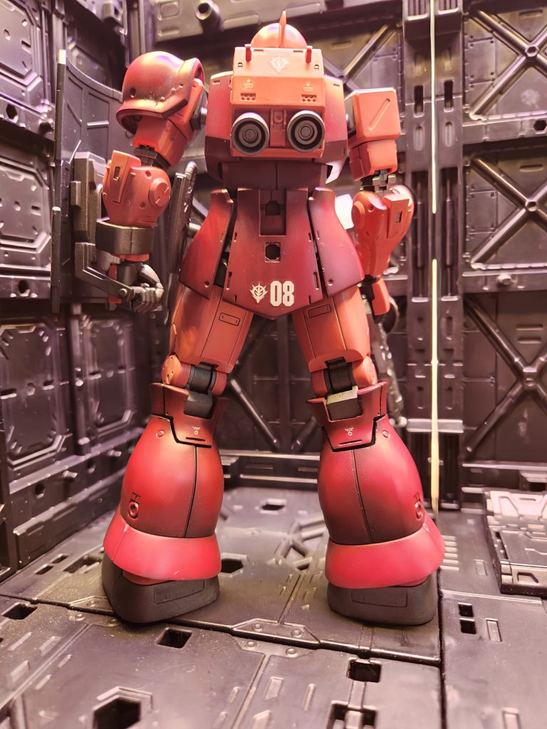 ザクのふくらはぎって本当に魅力的で、何度作っても作り飽きません。それと今回は前腕部の合わせ目や分割も、ザクIのシンプルなイメージにと、全てスムージングしてスッキリさせました。