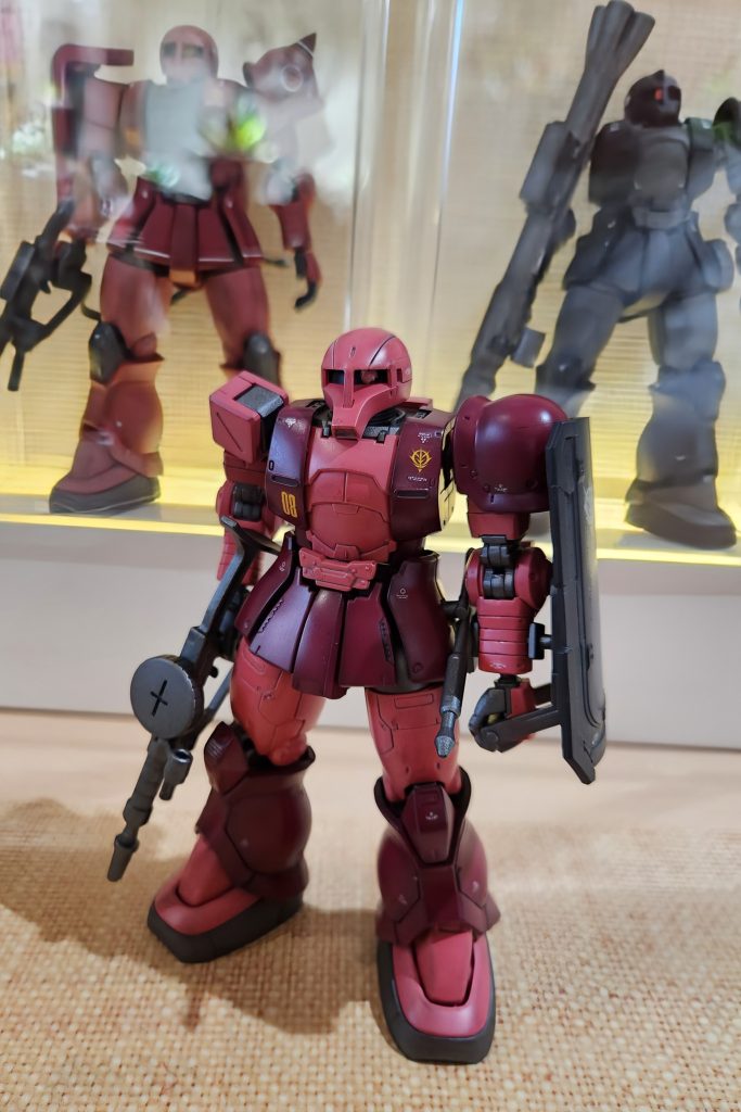 暫くの間は前回前々回のザクIと並べて飾って置こうと思います。最近は何だかずっとザクIばかりでした。次は違う機体を作ろうと作業してます。ザクは私のガンプラ全ての基本だなぁと感謝です!